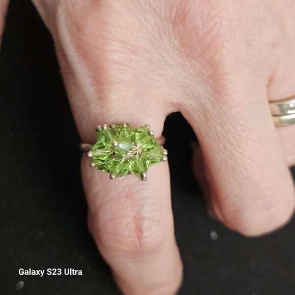 Elegant Silver and Green Swarovski Ring - Picture 5 of 6